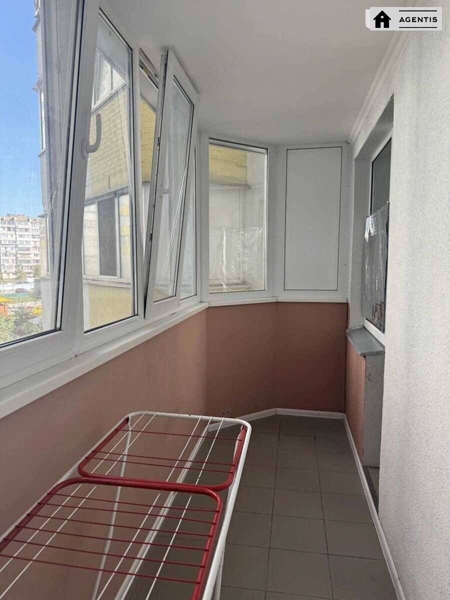 Сдам квартиру 2 комнаты, 70 m², 3 эт./26 этажей. 6, Драгоманова 6, Киев. 