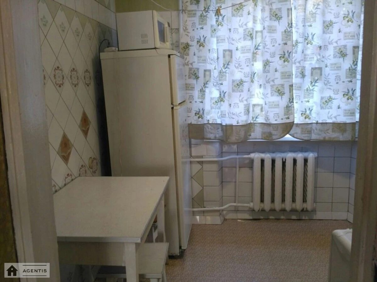 Apartment for rent 1 room, 52 m², 1st fl./5 floors. 29, Yevheniya Kharchenka vul. Lenina, Kyiv. 