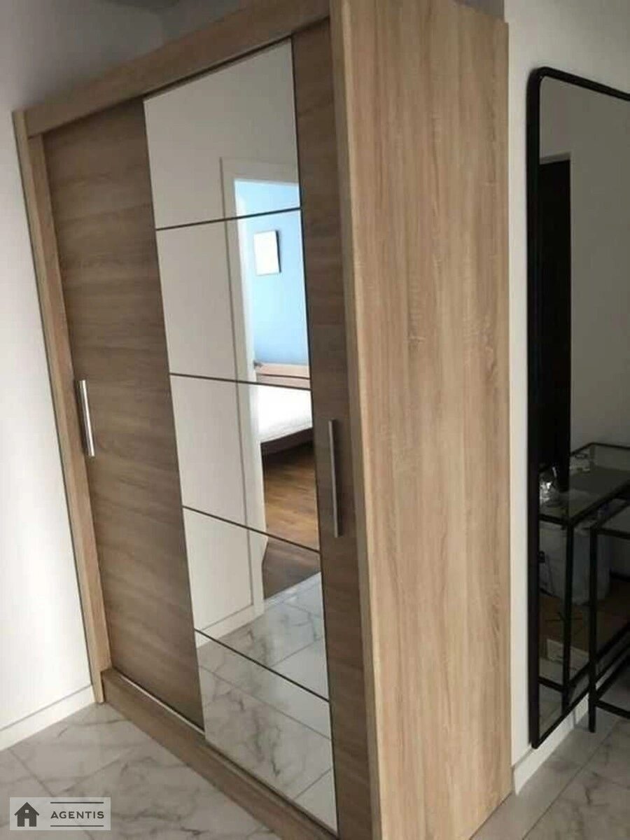 Сдам квартиру 2 комнаты, 58 m², 3 эт./10 этажей. 6, Володимира Висоцького бульв., Киев. 