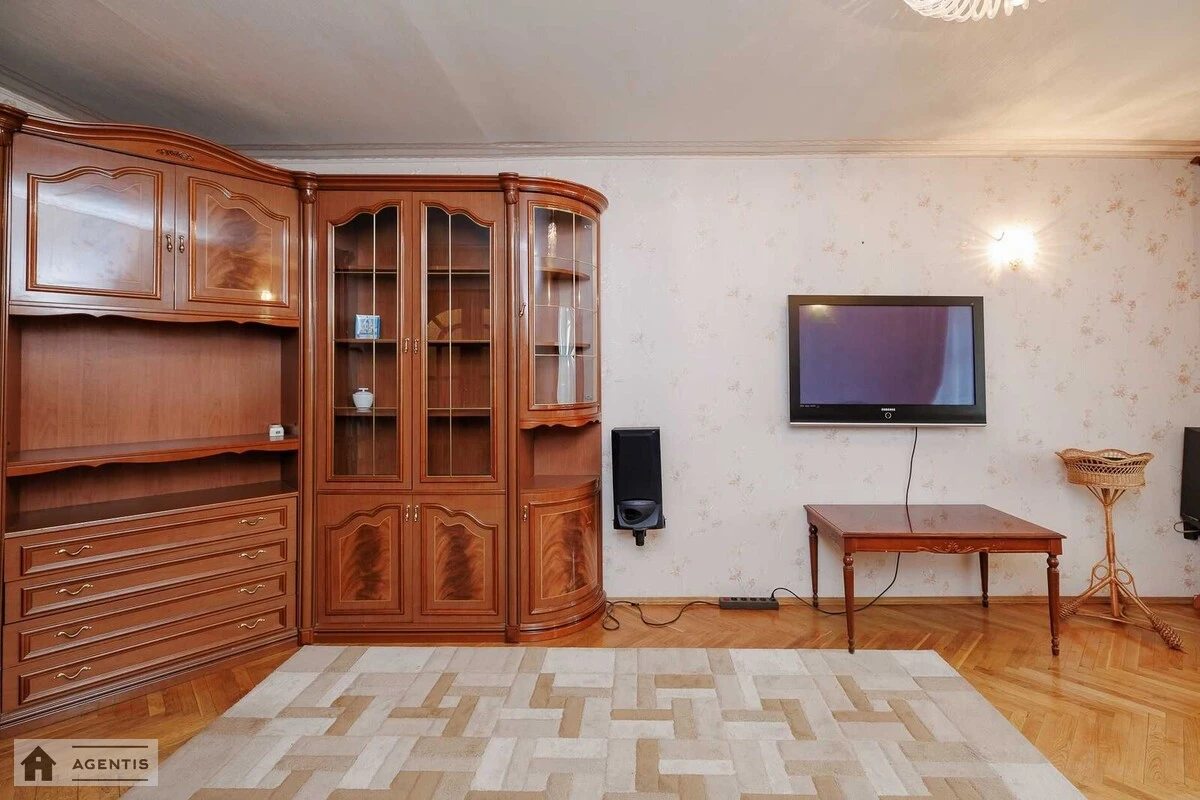 Сдам квартиру 3 комнаты, 70 m², 10 эт./12 этажей. 3, Митрополита Андрея Шептицького вул. (Анатолія Луначарського), Киев. 