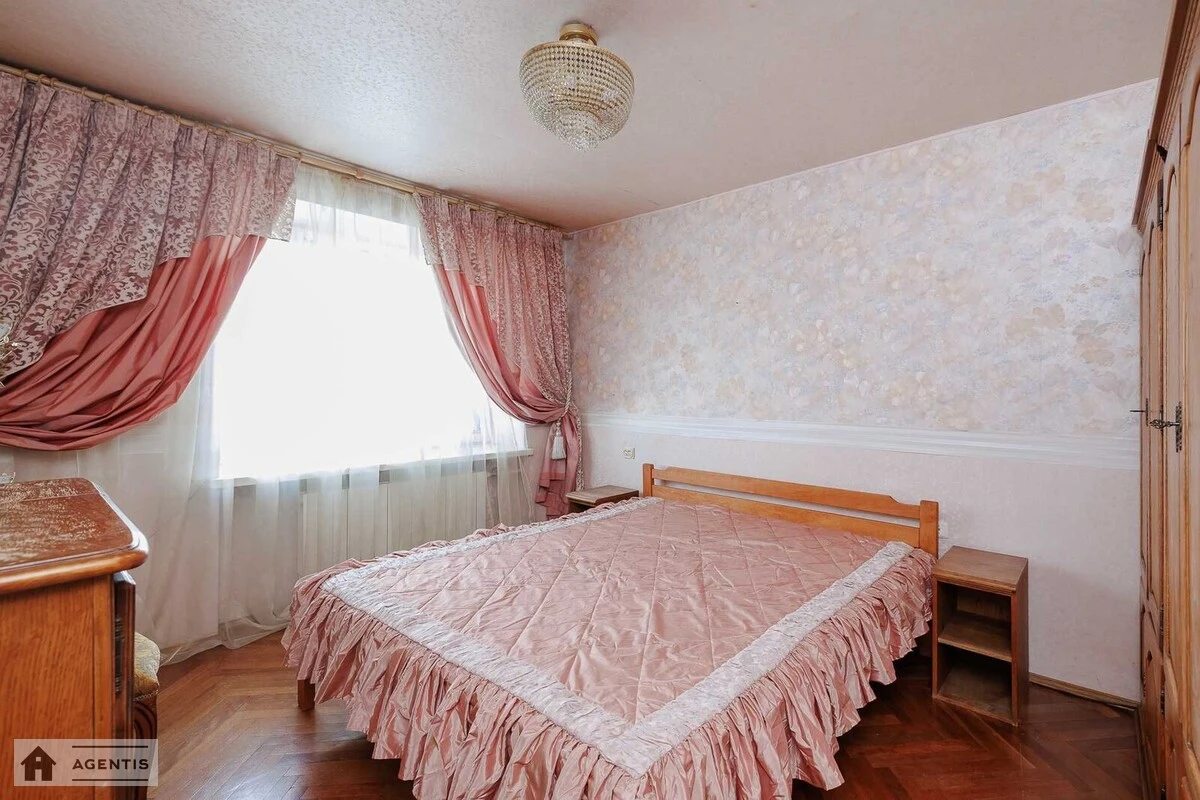 Сдам квартиру 3 комнаты, 70 m², 10 эт./12 этажей. 3, Митрополита Андрея Шептицького вул. (Анатолія Луначарського), Киев. 