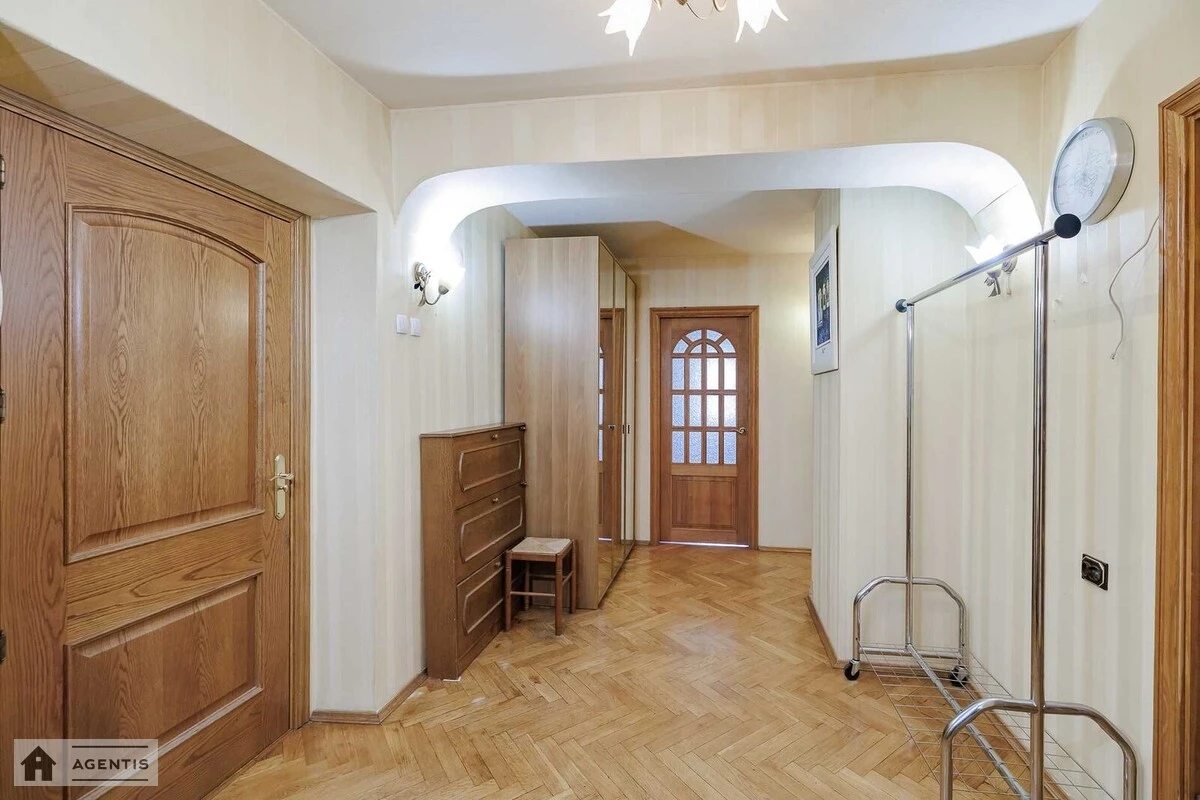 Сдам квартиру 3 комнаты, 70 m², 10 эт./12 этажей. 3, Митрополита Андрея Шептицького вул. (Анатолія Луначарського), Киев. 