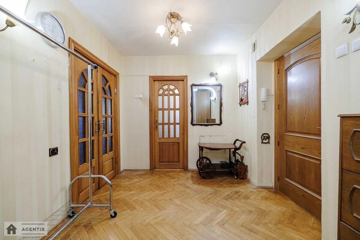 Сдам квартиру 3 комнаты, 70 m², 10 эт./12 этажей. 3, Митрополита Андрея Шептицького вул. (Анатолія Луначарського), Киев. 