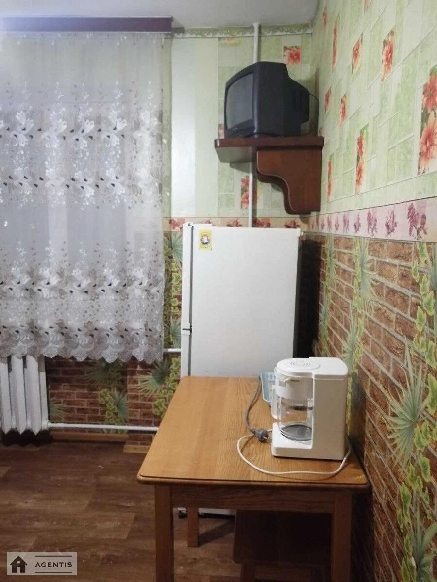 Apartment for rent 2 rooms, 46 m², 5th fl./5 floors. Kharkivske 4, Kyiv. 