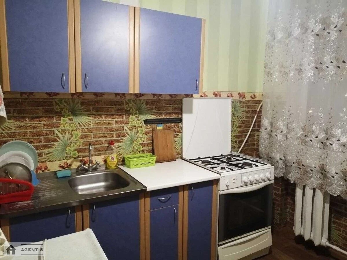 Сдам квартиру 2 комнаты, 46 m², 5 эт./5 этажей. Харьковское 4, Киев. 