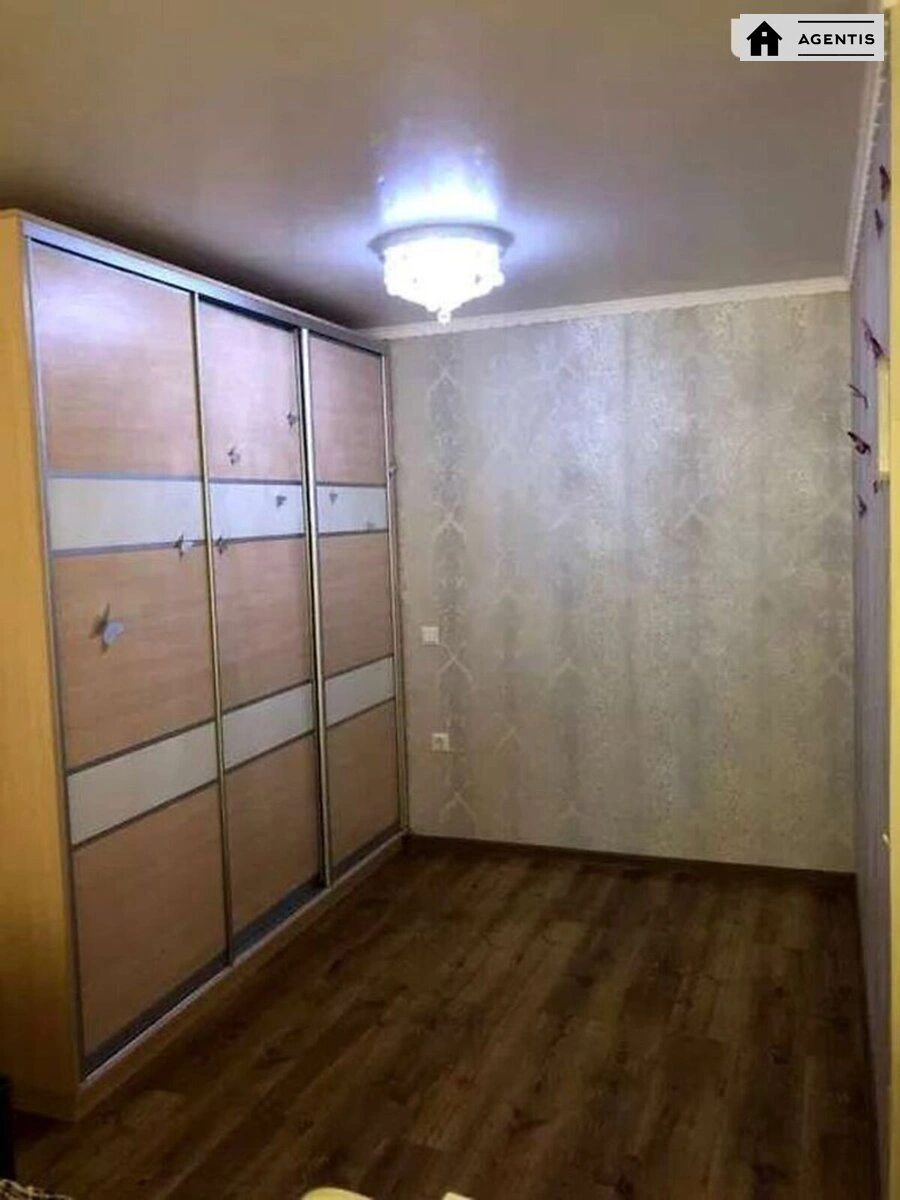 Сдам квартиру 1 комната, 35 m², 4 эт./9 этажей. 5, Ялтинская 5, Киев. 