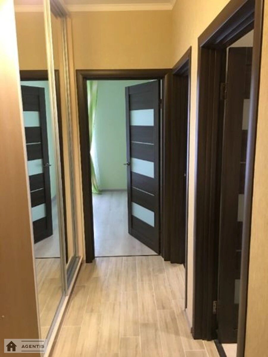 Сдам квартиру 2 комнаты, 56 m², 2 эт./5 этажей. 20, Сергія Данченка вул., Киев. 