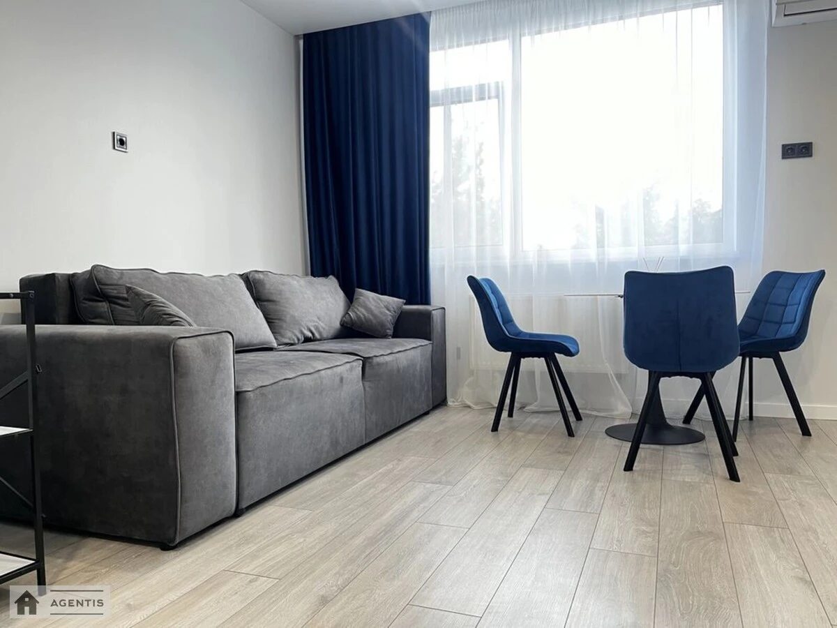 Сдам квартиру 1 комната, 38 m², 1 эт./6 этажей. 19, Менделеева 19, Киев. 