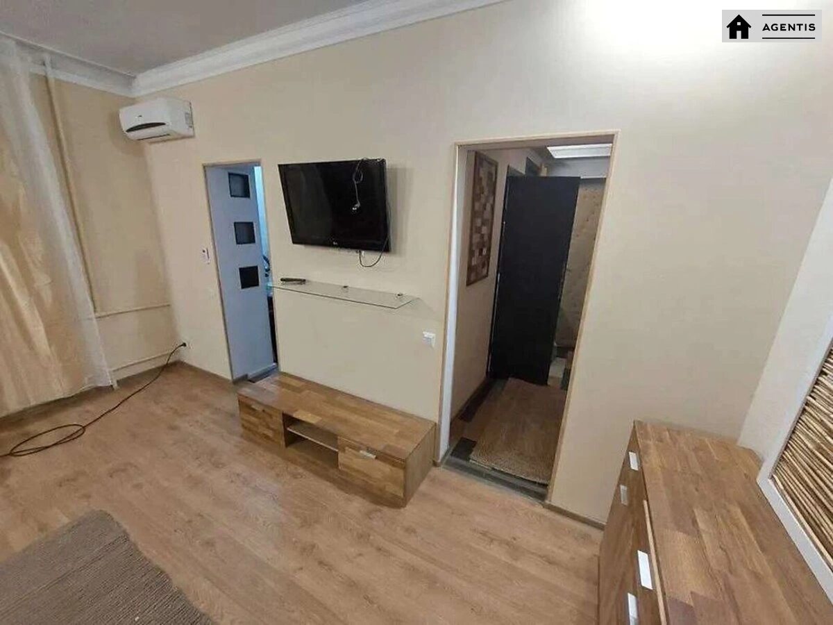 Сдам квартиру 1 комната, 29 m², 4 эт./9 этажей. 12, Тростянецкая 12, Киев. 