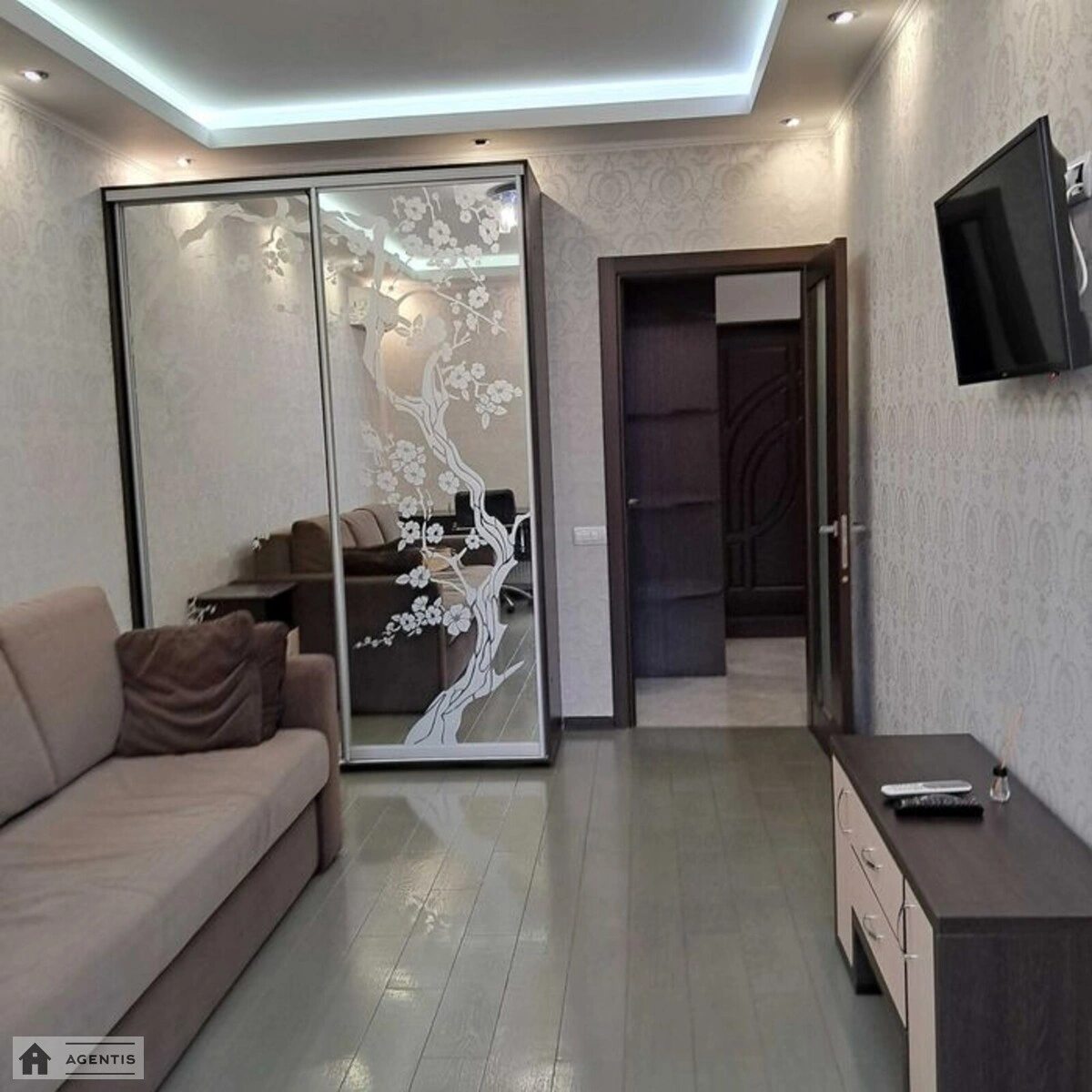 Apartment for rent 2 rooms, 42 m², 2nd fl./10 floors. Regeneratorna 4, Kyiv. 