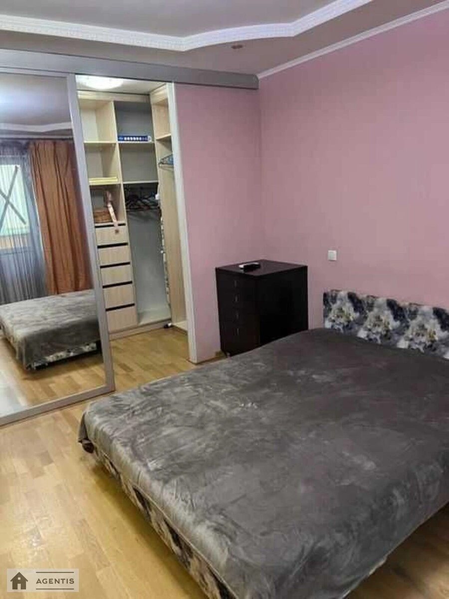 Сдам квартиру 1 комната, 38 m², 4 эт./9 этажей. 7, Авіаконструкторська вул. (Генерала Вітрука), Киев. 