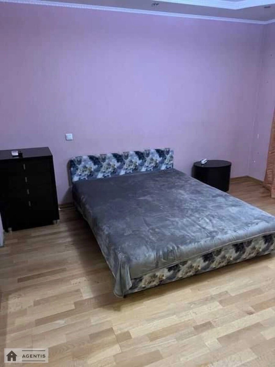 Сдам квартиру 1 комната, 38 m², 4 эт./9 этажей. 7, Авіаконструкторська вул. (Генерала Вітрука), Киев. 