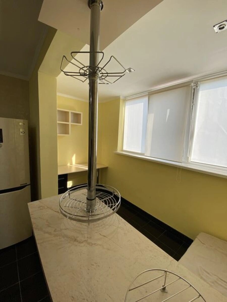 Apartment for rent 2 rooms, 57 m², 4th fl./22 floors. 31, Garmatna 31, Kyiv. 