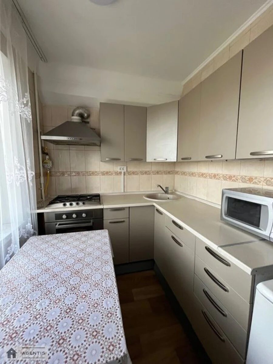 Сдам квартиру 2 комнаты, 45 m², 5 эт./9 этажей. Бондарский, Киев. 