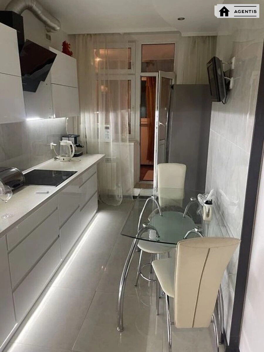 Сдам квартиру 1 комната, 40 m², 9 эт./16 этажей. 18, Ревуцкого 18, Киев. 