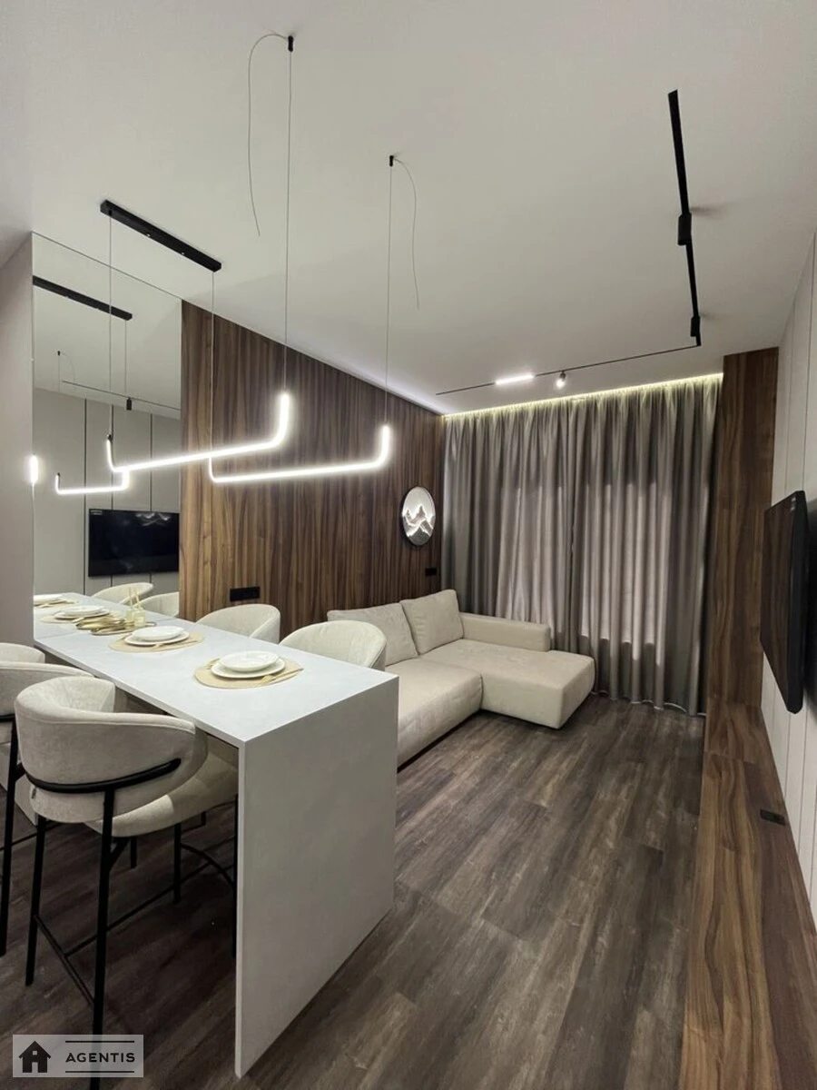 Сдам квартиру 1 комната, 51 m², 12 эт./17 этажей. Владимирская, Киев. 