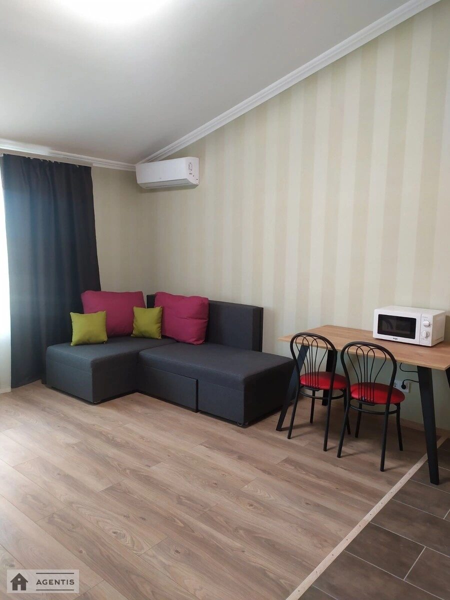 Apartment for rent 1 room, 31 m², 6th fl./6 floors. Vinstona Cherchyllya vul. Chervonotkatska, Kyiv. 