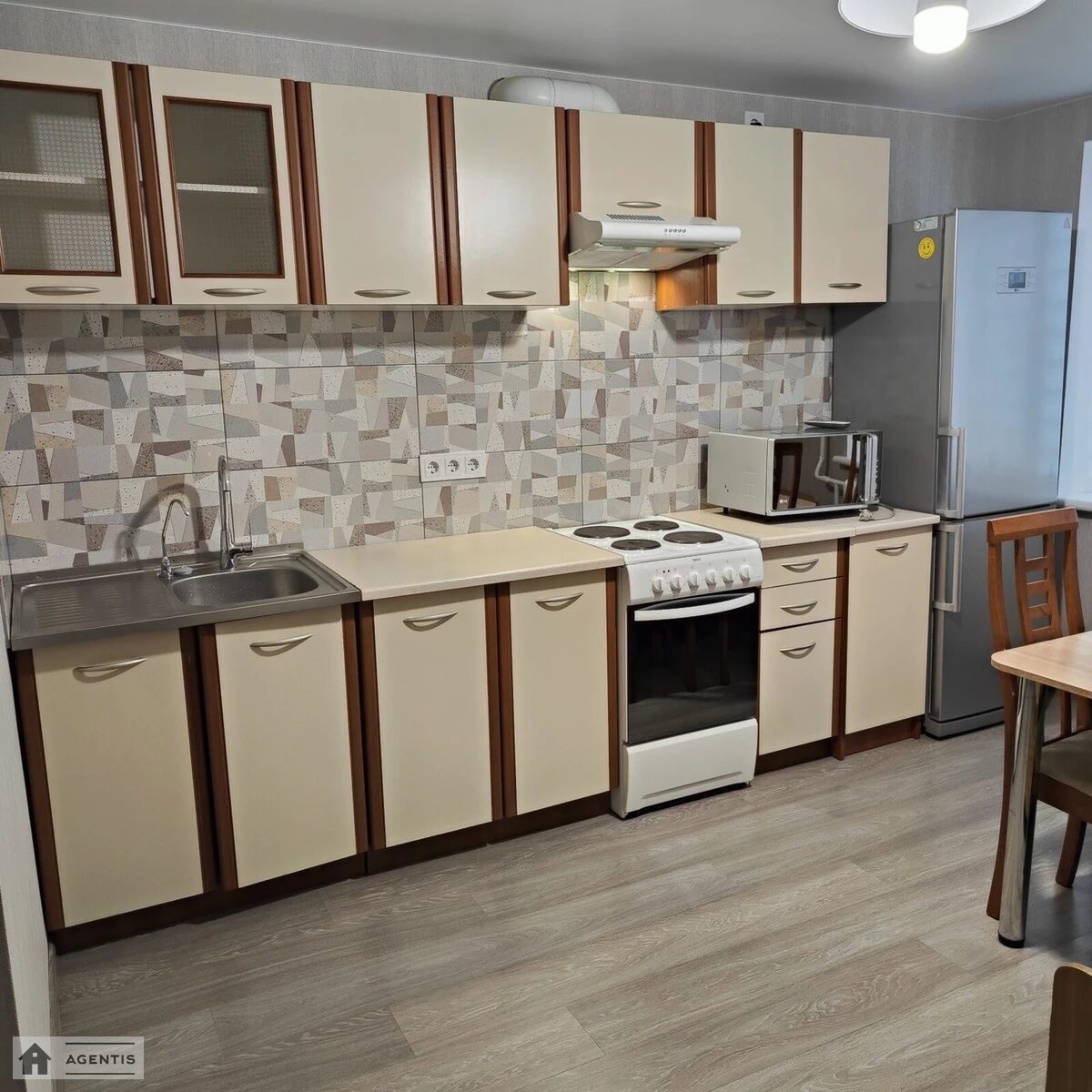 Apartment for rent 1 room, 37 m², 1st fl./5 floors. Podilskyy rayon, Kyiv. 