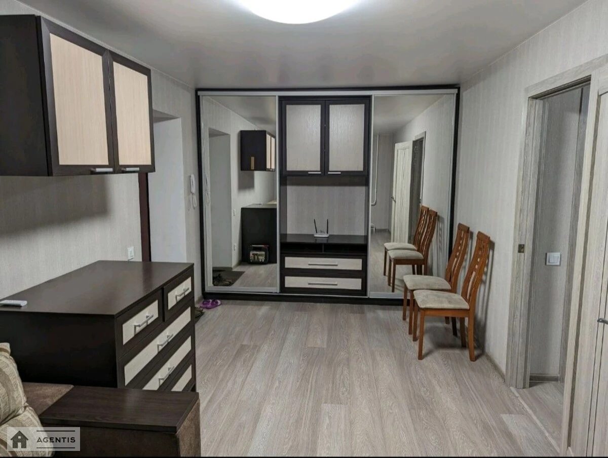 Сдам квартиру 1 комната, 37 m², 1 эт./5 этажей. Подольский район, Киев. 