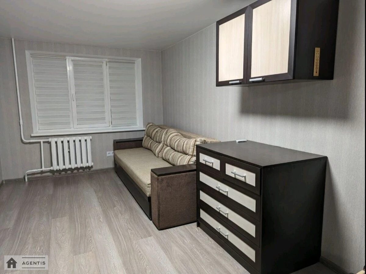 Сдам квартиру 1 комната, 37 m², 1 эт./5 этажей. Подольский район, Киев. 