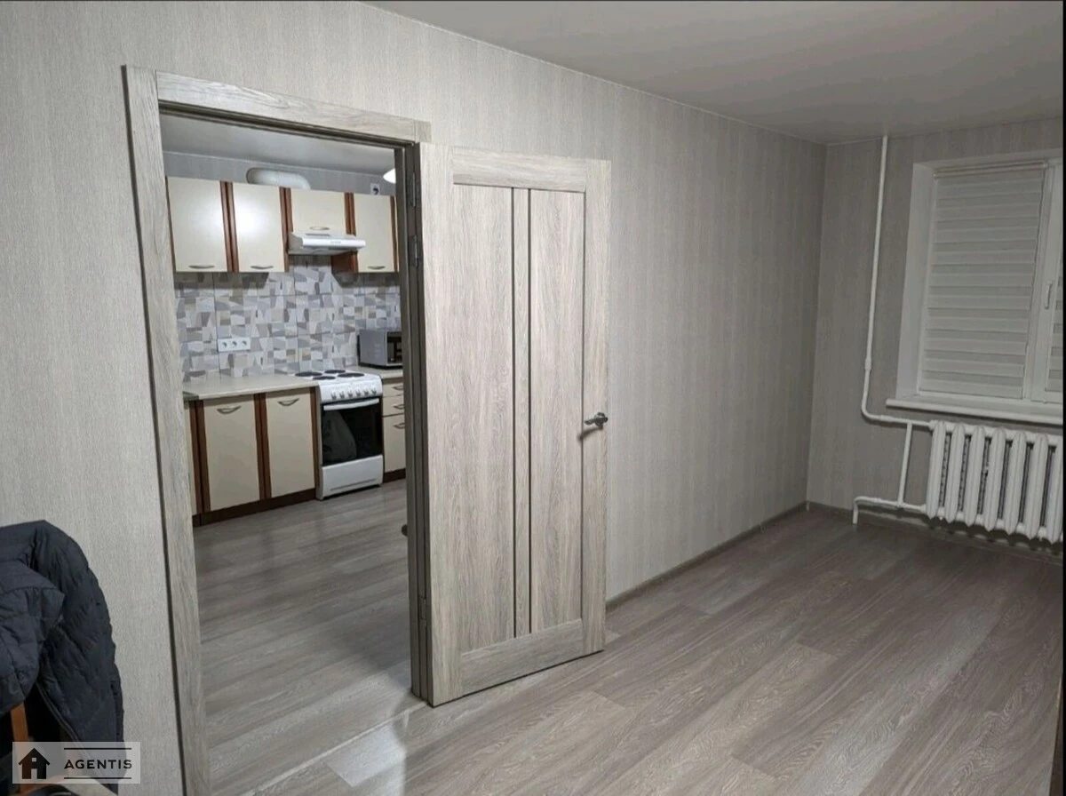 Apartment for rent 1 room, 37 m², 1st fl./5 floors. Podilskyy rayon, Kyiv. 