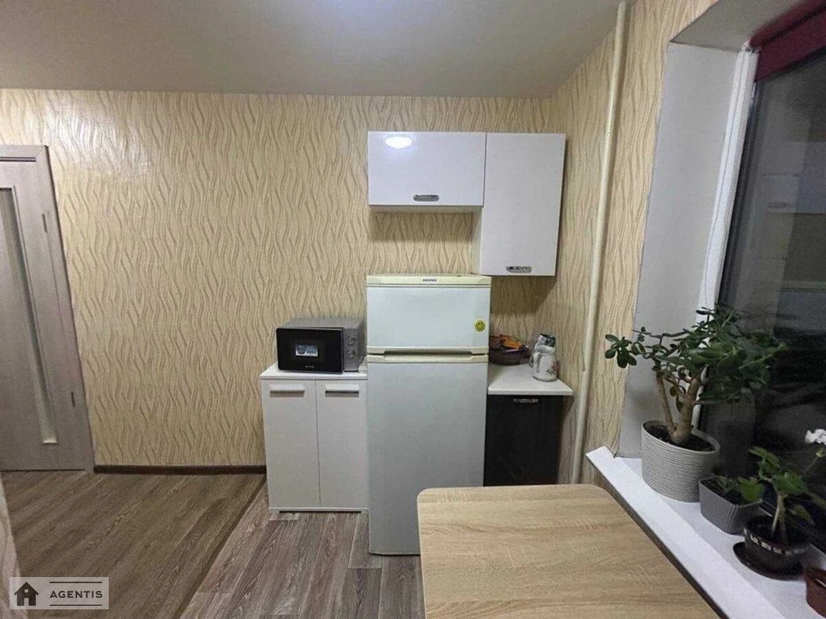 Сдам квартиру 1 комната, 32 m², 6 эт./6 этажей. 176, Харьковское 176, Киев. 