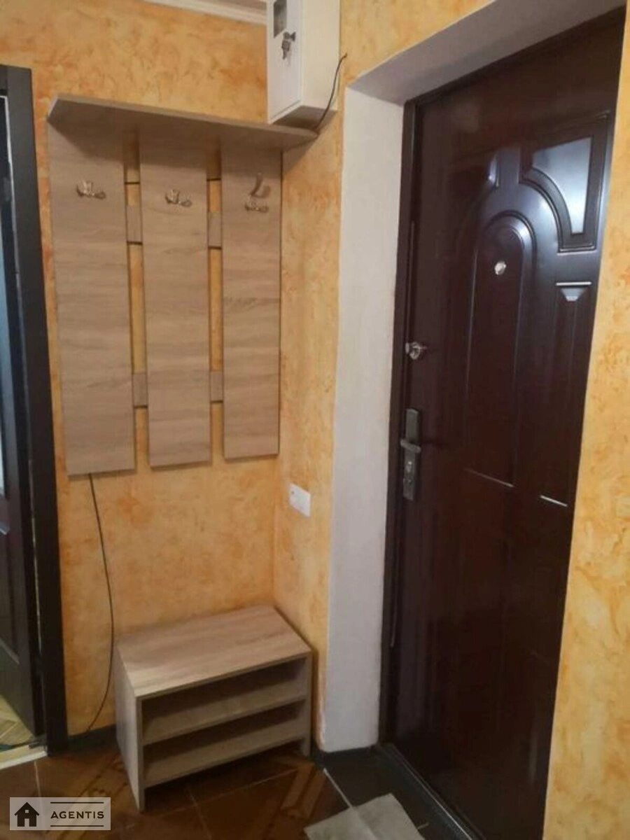 Сдам квартиру 1 комната, 30 m², 1 эт./5 этажей. 18, Братиславская 18, Киев. 