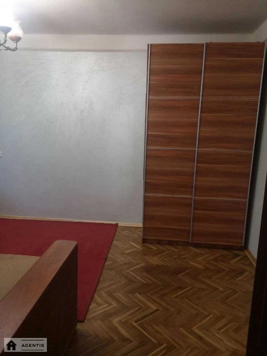 Сдам квартиру 1 комната, 30 m², 1 эт./5 этажей. 18, Братиславская 18, Киев. 