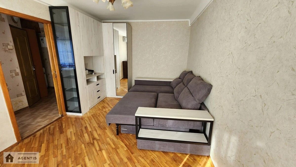 Сдам квартиру 1 комната, 29 m², 3 эт./5 этажей. Алішера Навої просп., Киев. 