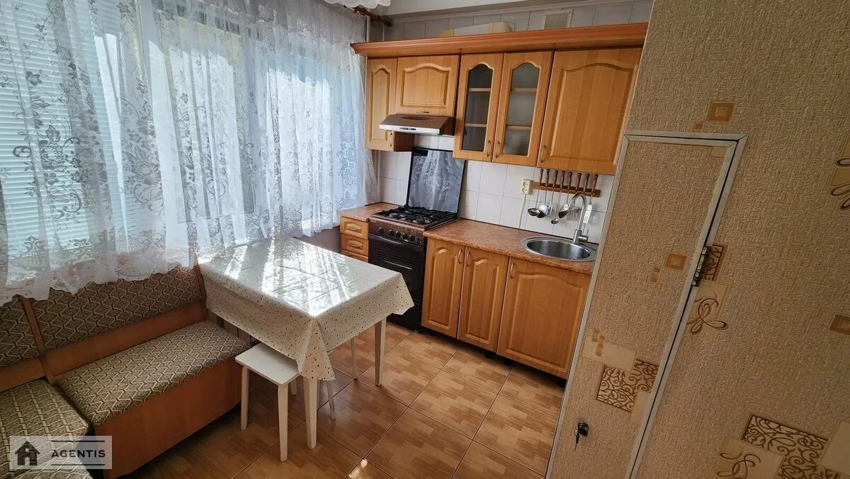 Здам квартиру 1 кімната, 29 m², 3 пов./5 поверхів. Алішера Навої просп., Київ. 