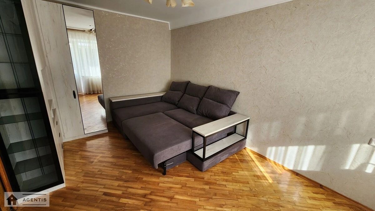 Здам квартиру 1 кімната, 29 m², 3 пов./5 поверхів. Алішера Навої просп., Київ. 