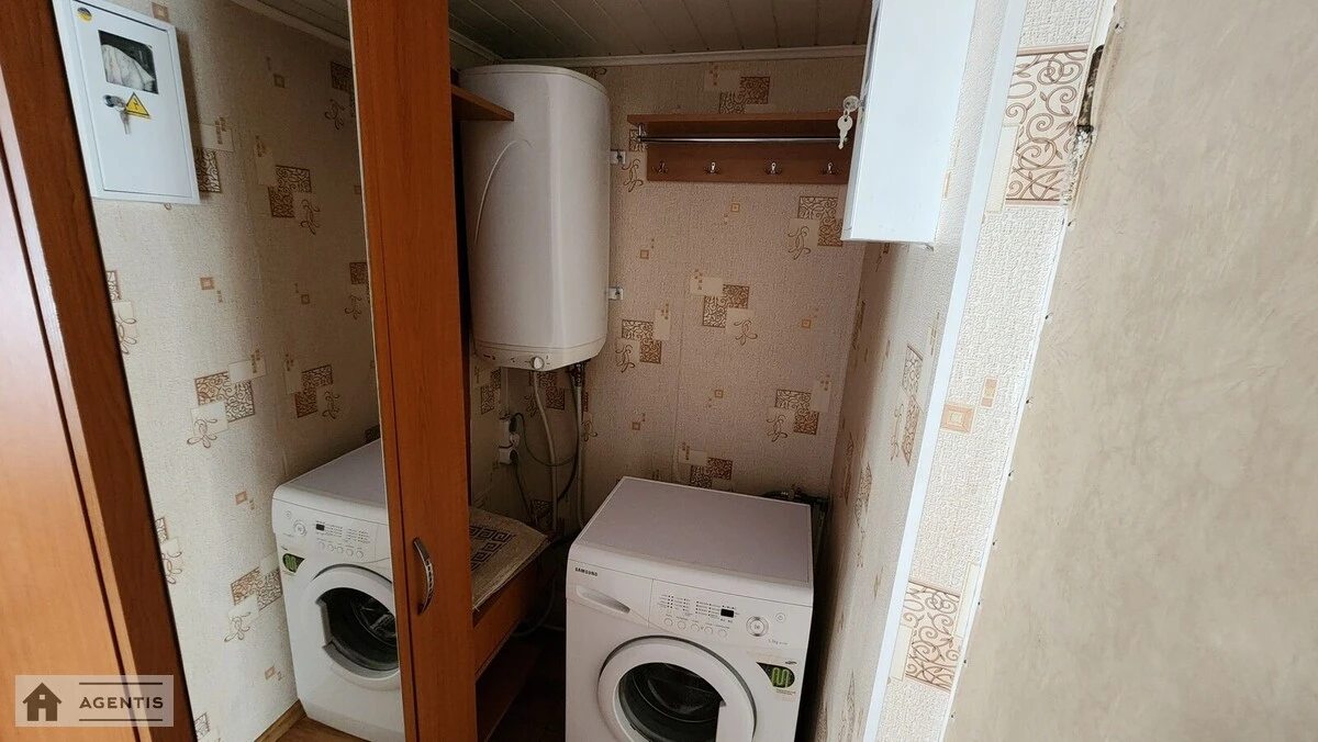 Здам квартиру 1 кімната, 29 m², 3 пов./5 поверхів. Алішера Навої просп., Київ. 