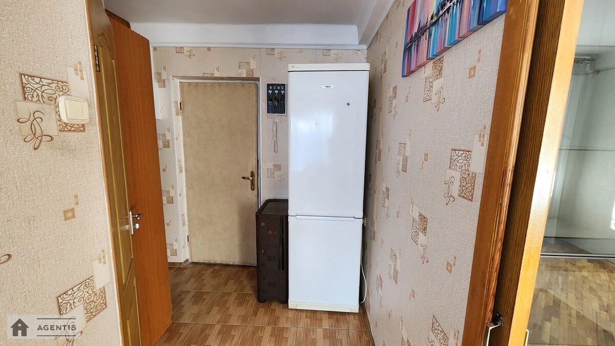 Здам квартиру 1 кімната, 29 m², 3 пов./5 поверхів. Алішера Навої просп., Київ. 