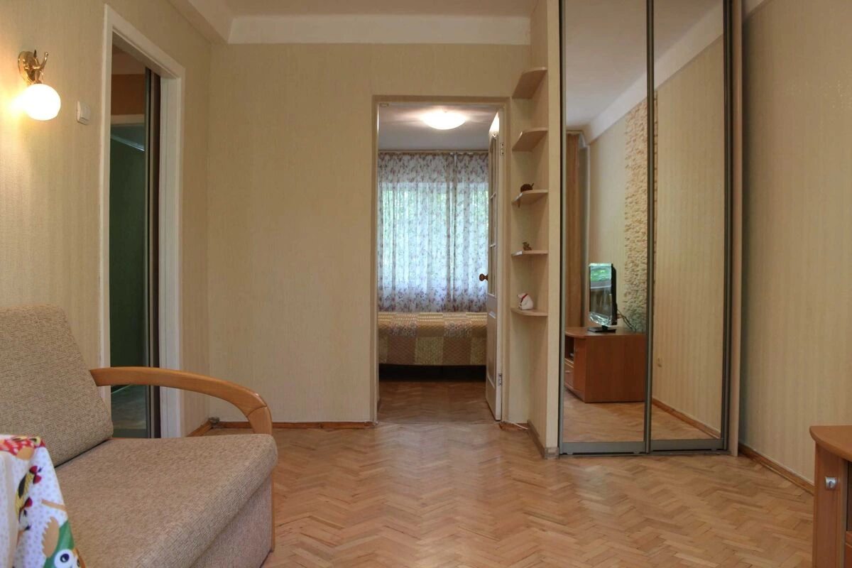 Apartment for rent 2 rooms, 45 m², 1st fl./5 floors. 21, Volodymyra Salskoho vul. Hryhoriya Kotovskoho, Kyiv. 