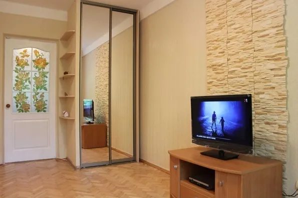 Apartment for rent 2 rooms, 45 m², 1st fl./5 floors. 21, Volodymyra Salskoho vul. Hryhoriya Kotovskoho, Kyiv. 