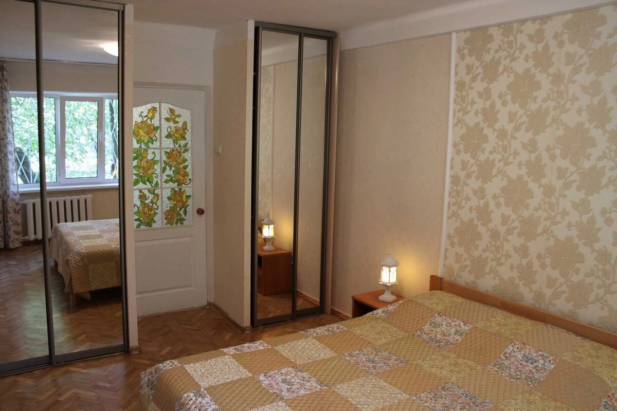 Apartment for rent 2 rooms, 45 m², 1st fl./5 floors. 21, Volodymyra Salskoho vul. Hryhoriya Kotovskoho, Kyiv. 