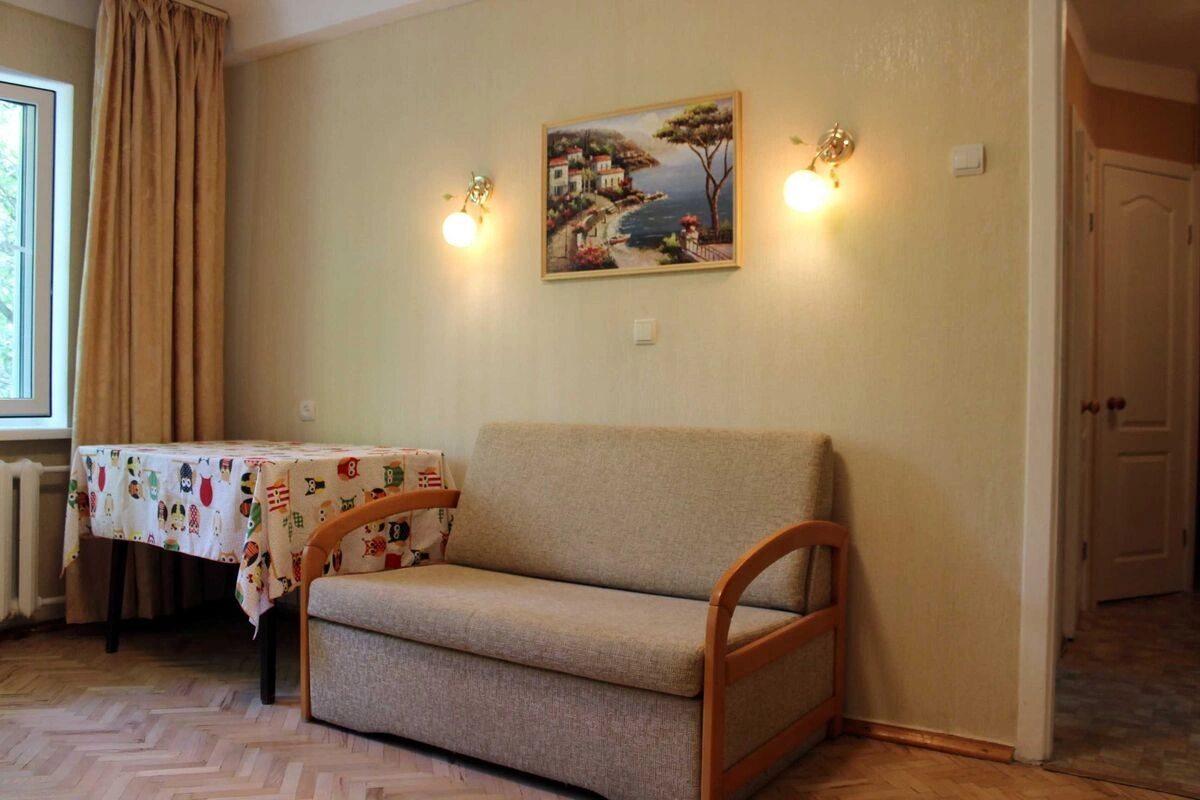 Apartment for rent 2 rooms, 45 m², 1st fl./5 floors. 21, Volodymyra Salskoho vul. Hryhoriya Kotovskoho, Kyiv. 