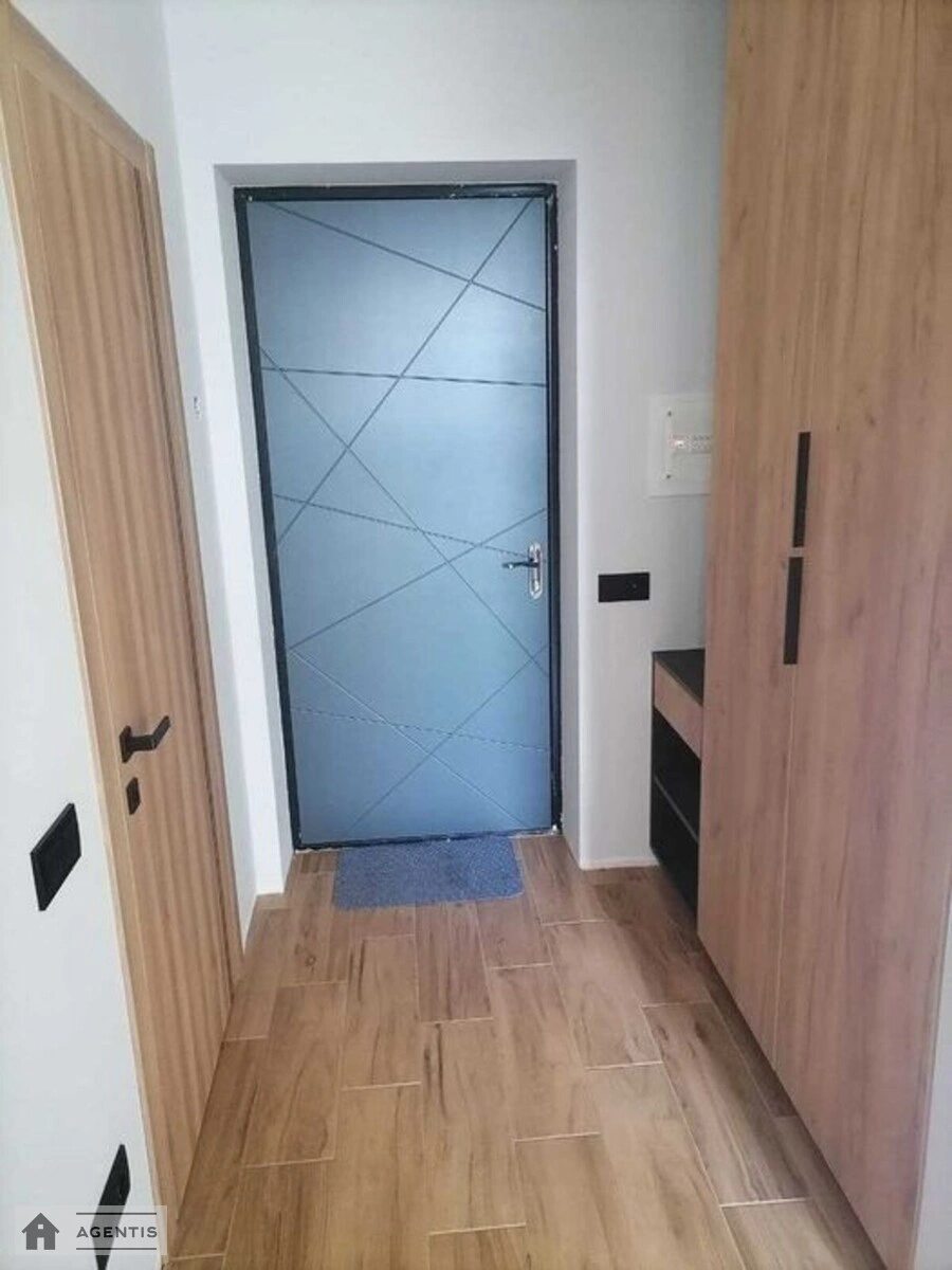 Здам квартиру 1 кімната, 33 m², 1 пов./3 поверхи. 16, Вчительська 16, Київ. 