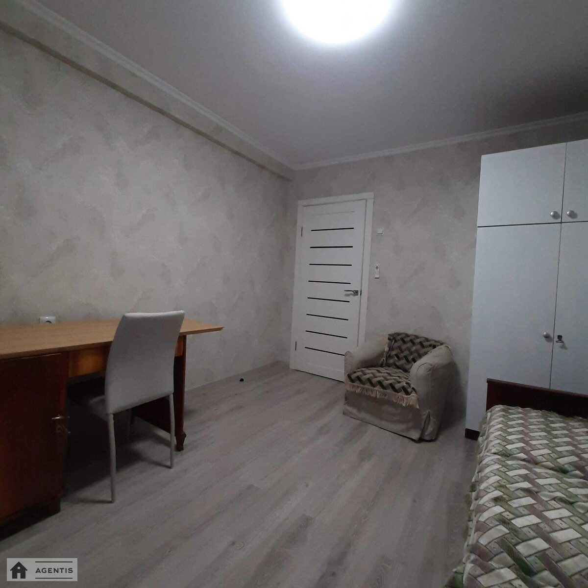 Сдам квартиру 2 комнаты, 46 m², 1 эт./9 этажей. 7, Шолом-Алейхема 7, Киев. 