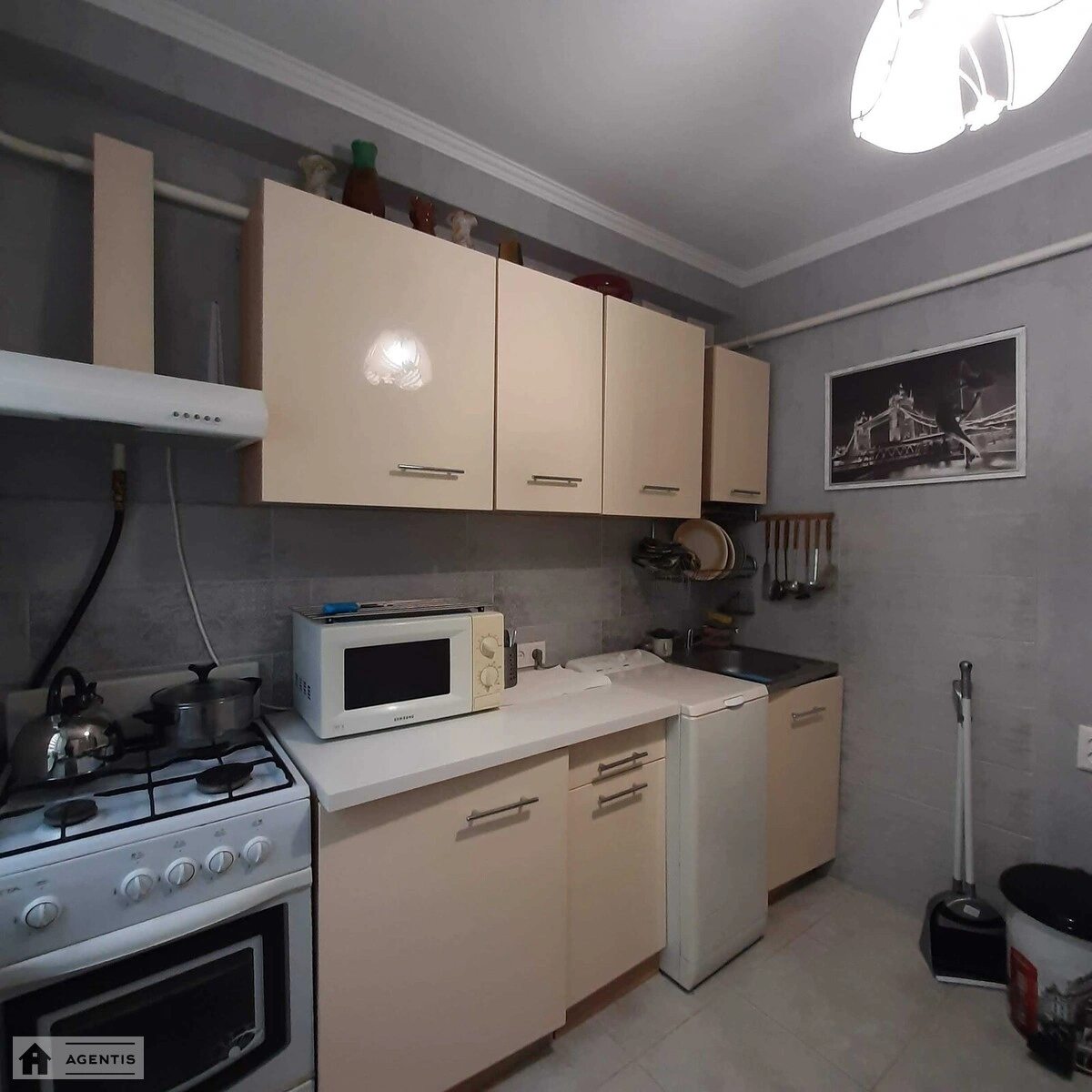 Сдам квартиру 2 комнаты, 46 m², 1 эт./9 этажей. 7, Шолом-Алейхема 7, Киев. 