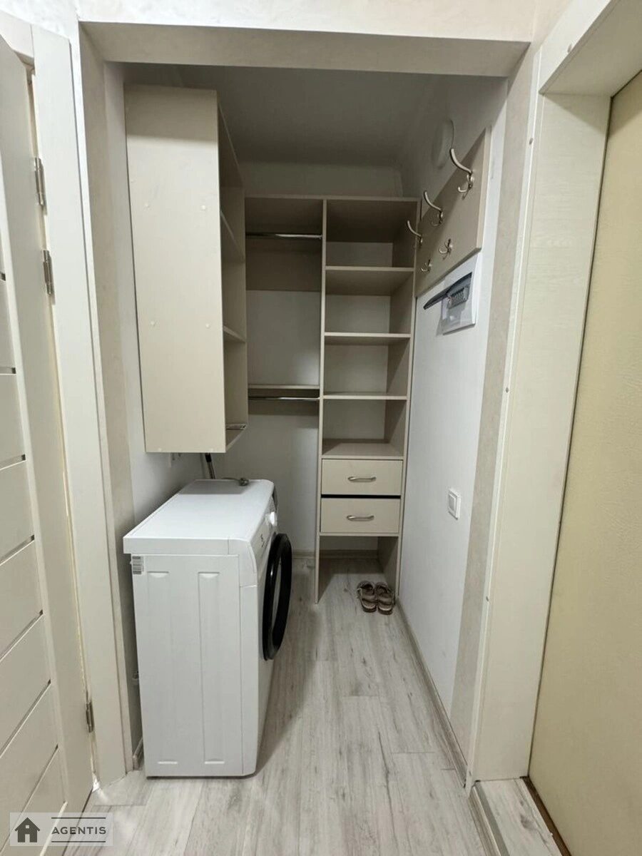 Сдам квартиру 1 комната, 32 m², 3 эт./9 этажей. 8, Євгена Сверстюка вул. (Марини Раскової), Киев. 