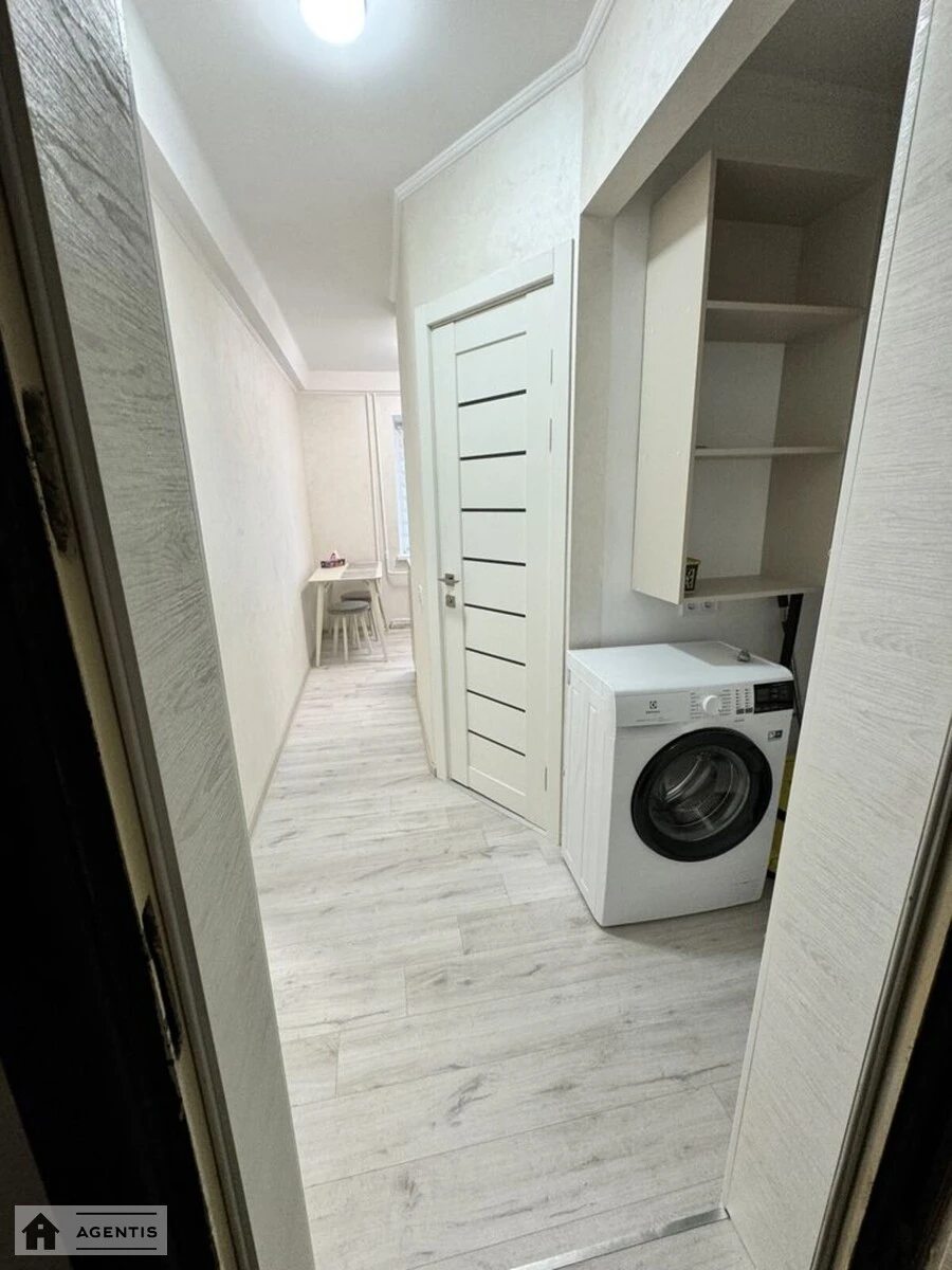 Сдам квартиру 1 комната, 32 m², 3 эт./9 этажей. 8, Євгена Сверстюка вул. (Марини Раскової), Киев. 