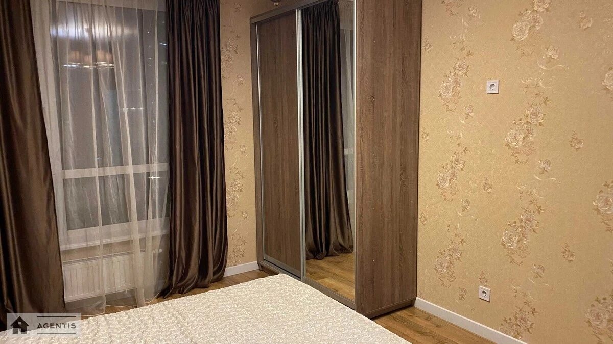 Сдам квартиру 2 комнаты, 49 m², 13 эт./1 эт.. Заречная, Киев. 