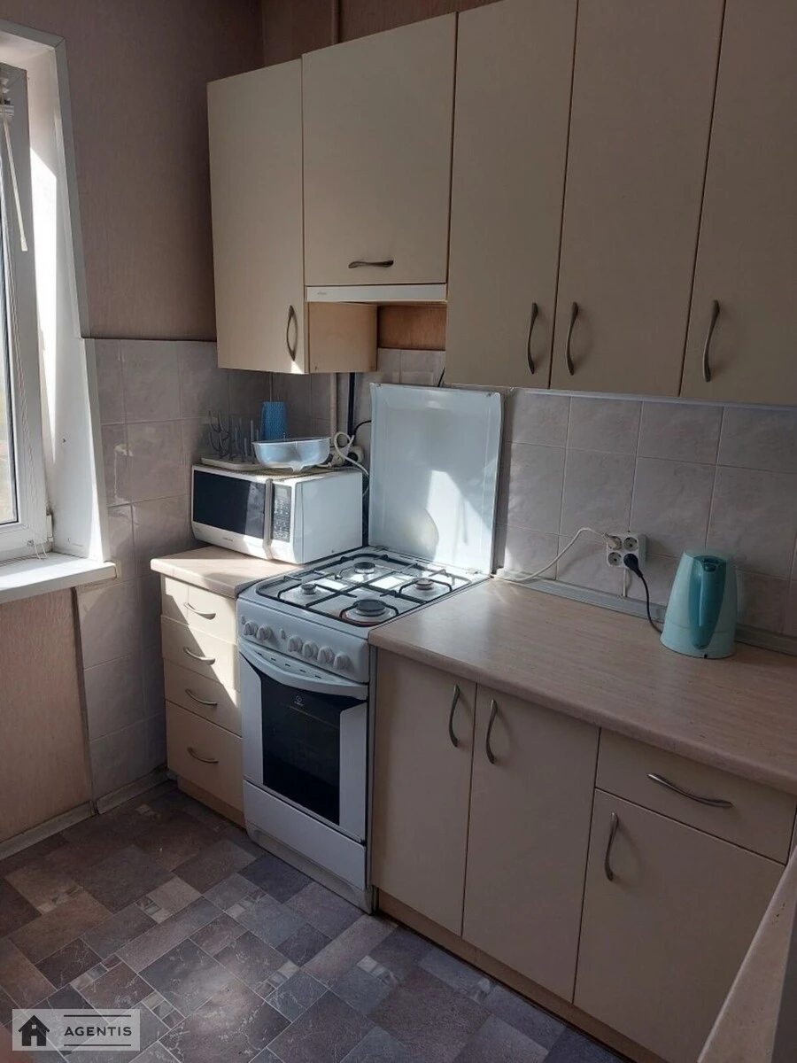 Здам квартиру 2 кімнати, 52 m², 3 пов./9 поверхів. Зої Гайдай вул., Київ. 