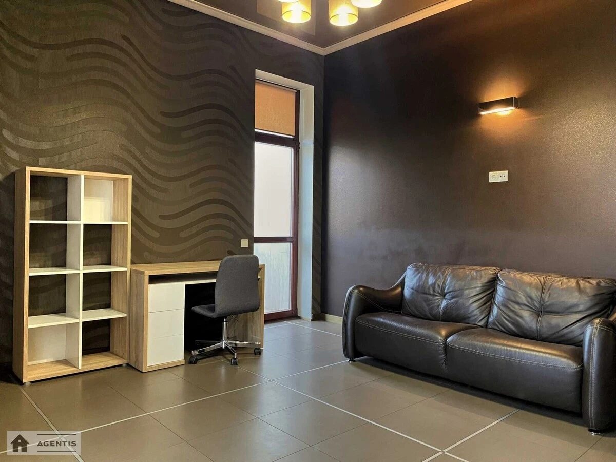 Apartment for rent 3 rooms, 215 m², 4th fl./5 floors. Solomyanskyy rayon, Kyiv. 