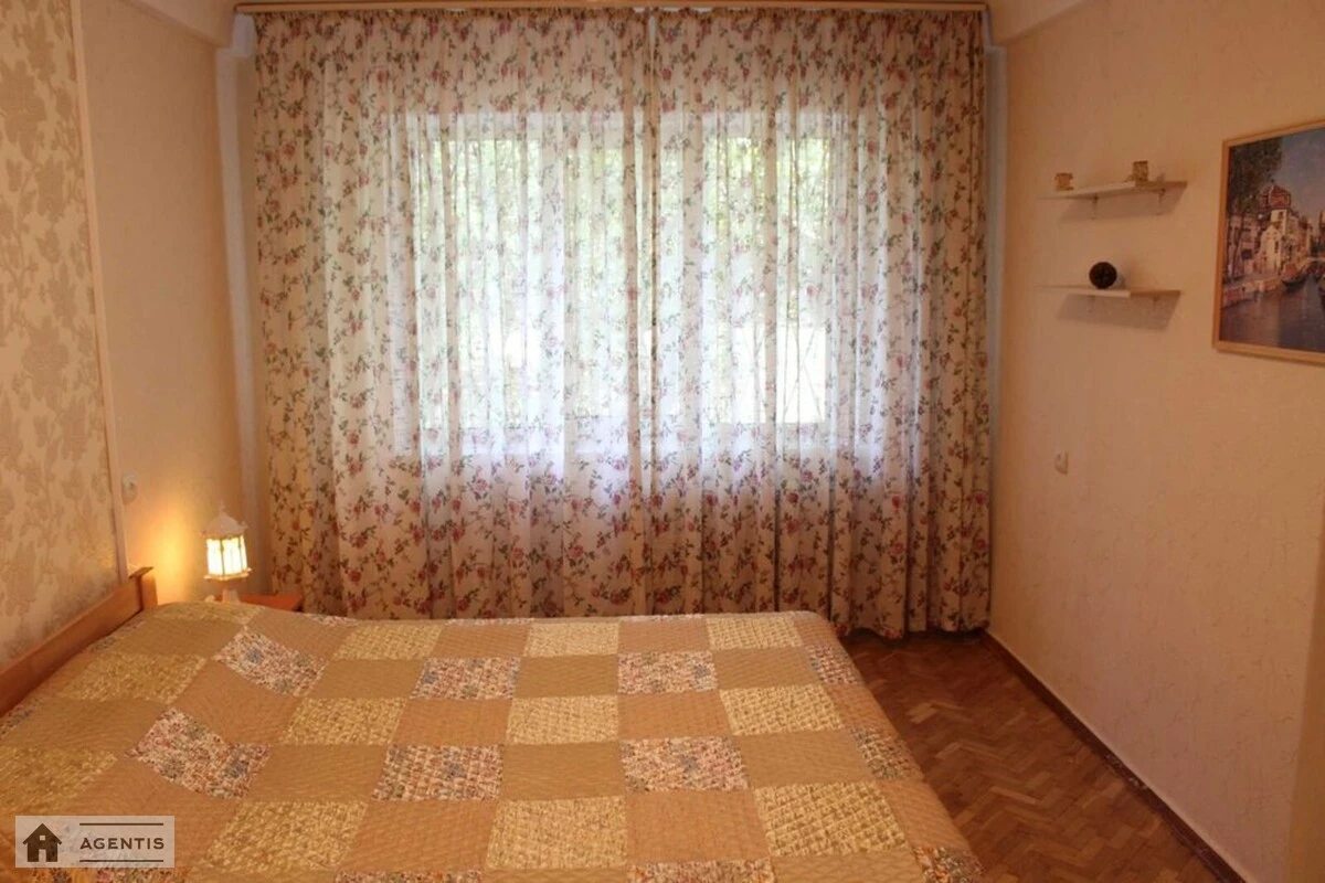 Apartment for rent 2 rooms, 45 m², 1st fl./5 floors. 21, Volodymyra Salskoho vul. Hryhoriya Kotovskoho, Kyiv. 