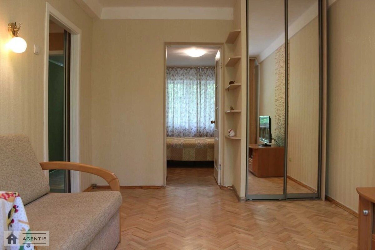 Apartment for rent 2 rooms, 45 m², 1st fl./5 floors. 21, Volodymyra Salskoho vul. Hryhoriya Kotovskoho, Kyiv. 