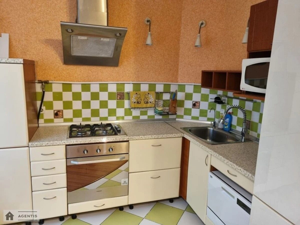 Здам квартиру 3 кімнати, 65 m², 3 пов./5 поверхів. Голосіївський район, Київ. 