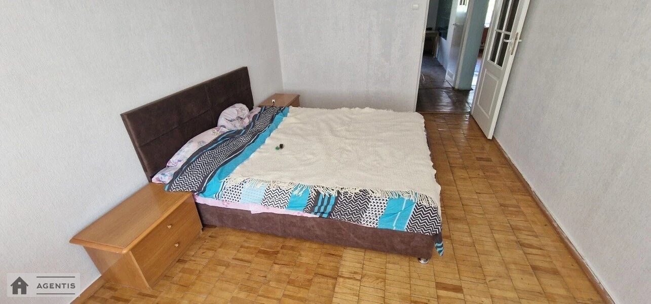 Сдам квартиру 3 комнаты, 70 m², 3 эт./16 этажей. Митрополита Василя Липківського вул. (Урицького), Киев. 