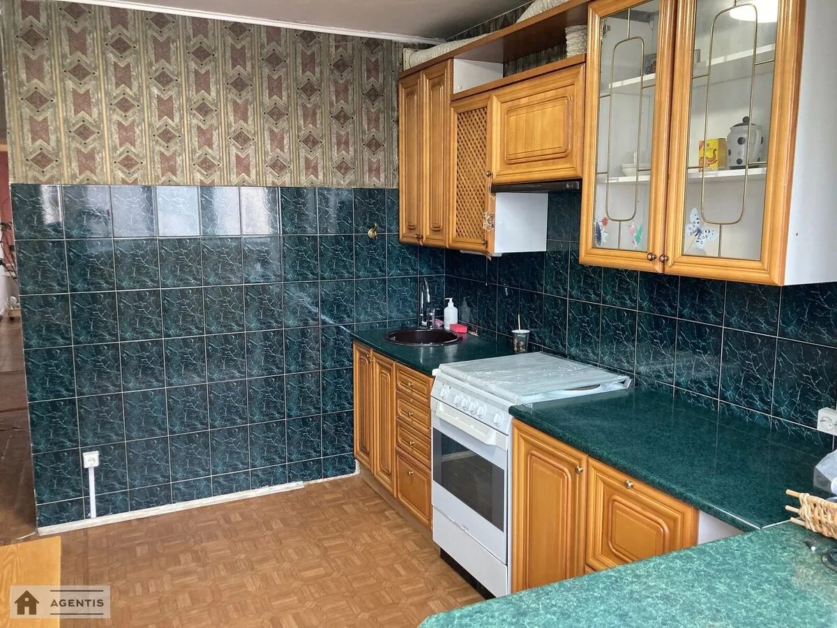 Сдам квартиру 3 комнаты, 70 m², 3 эт./16 этажей. Митрополита Василя Липківського вул. (Урицького), Киев. 